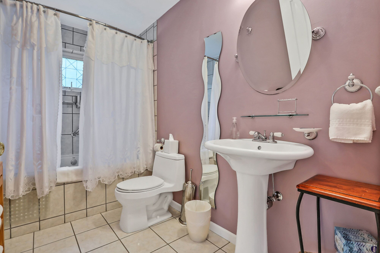 Bathroom 3, Moondance Ridge Bed & Breakfast, Ulster