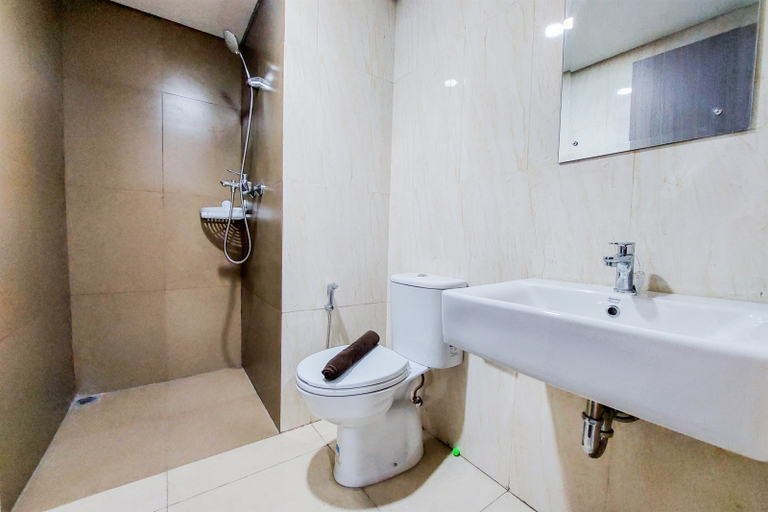 Bathroom 5, Comfortable and Cozy 2BR Tamansari Bintaro Mansion Apartment By Travelio, Tangerang Selatan