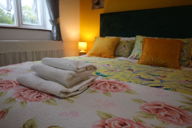 Bedroom 2, The Evergreen hotel, Oxfordshire