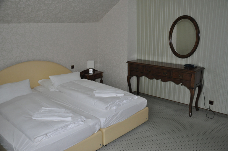Bedroom 3, Golf- und Wellnesshotel Zur Amtsheide, Uelzen