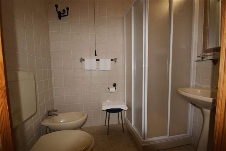 Bathroom 3, Europa, Torino