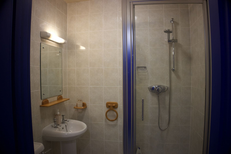 Bathroom 3, The Evergreen hotel, Oxfordshire