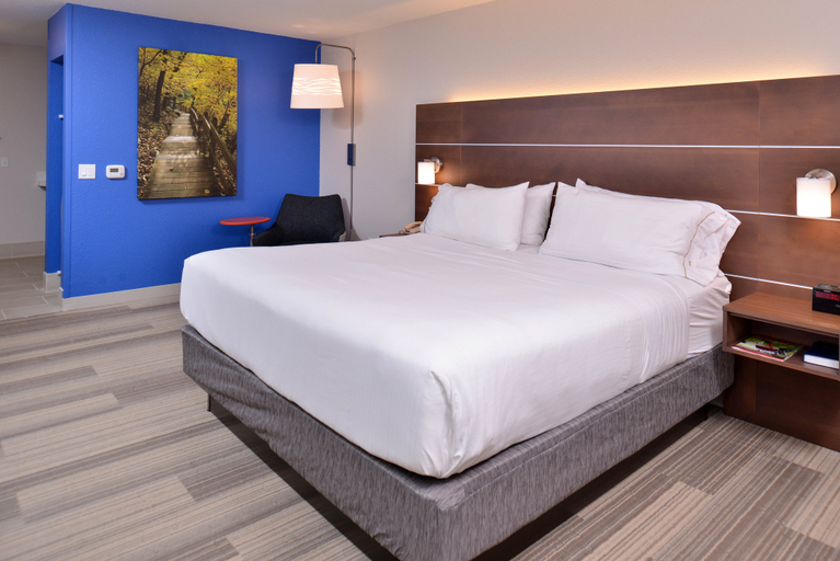 Bedroom 5, Holiday Inn Express & Suites STEVENS POINT by IHG, Portage