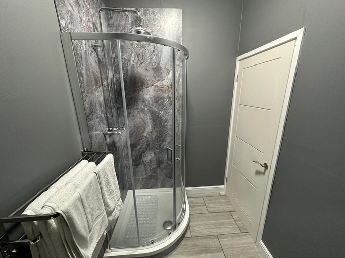 Bathroom 4, The Scole Hotel, Norfolk