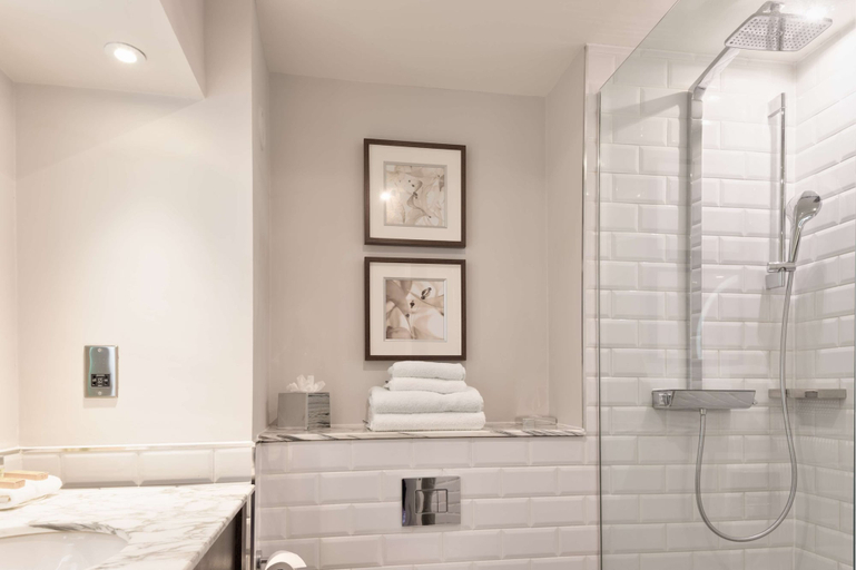 Bathroom 4, DoubleTree by Hilton St. Anne's Manor, Wokingham