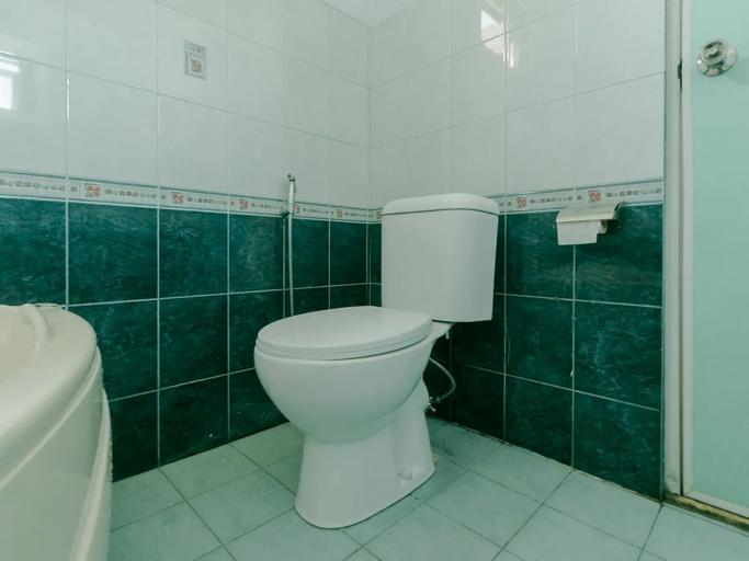 Bathroom 3, Vafa Guesthouse, Cianjur
