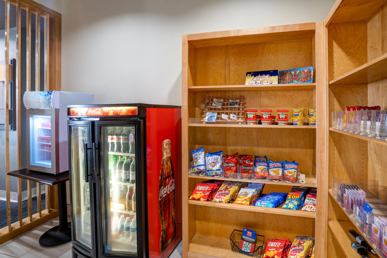 Food & Drinks 5, Holiday Inn Express & Suites WINONA NORTH by IHG, Montgomery