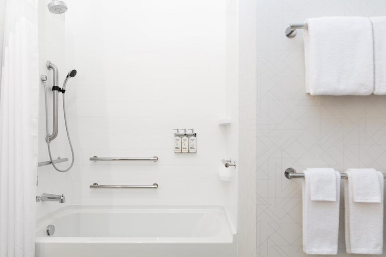 Bathroom 4, Holiday Inn Express & Suites VAN WERT by IHG, Van Wert