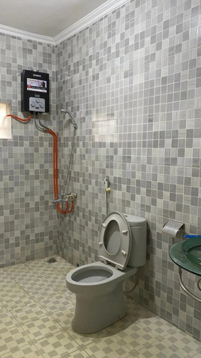 Bathroom, Villa Edelweis Kav 14 By RTL, Malang