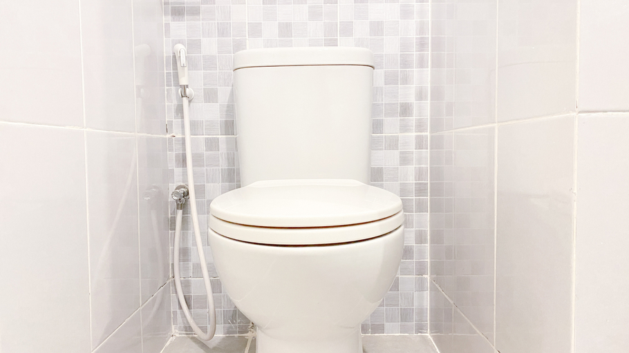 Bathroom 5, Modern Look Studio Tokyo Riverside PIK 2 Apartment By Travelio, Tangerang