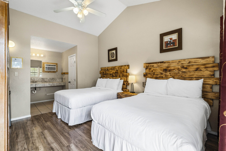 The Claire Hotel, Comal