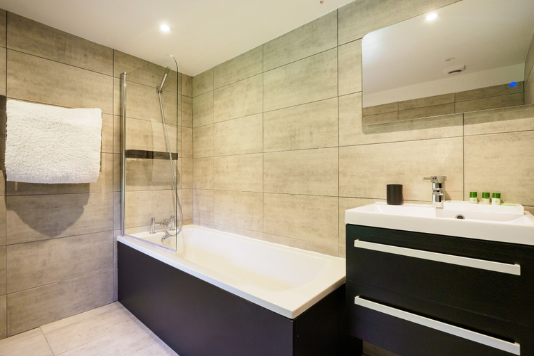 Bathroom 3, Gildridge Estat Large Group Tennis Court, East Sussex