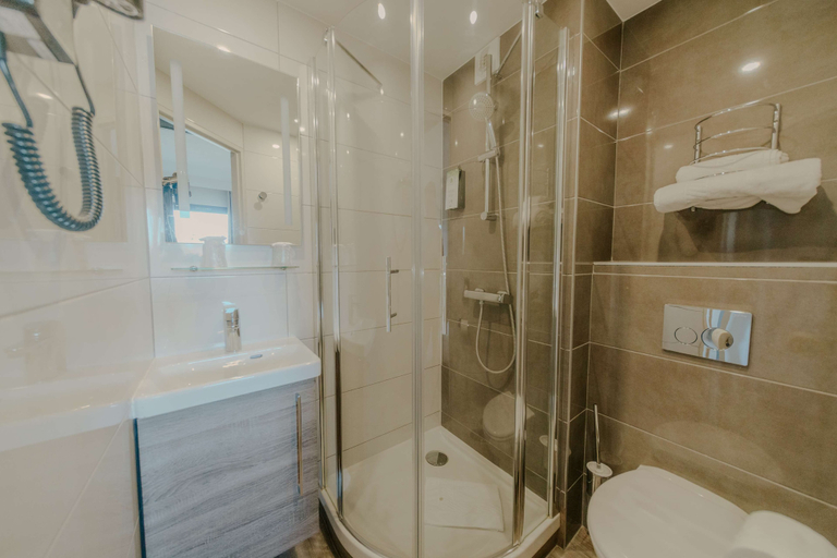 Bathroom 5, Kyriad Direct Orleans Nord - Cap Saran, Loiret