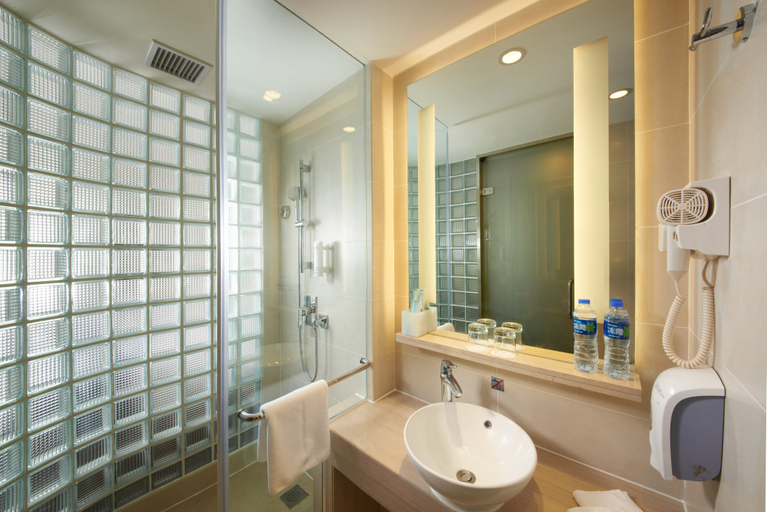 Bathroom 3, Holiday Inn Express ZHENGZHOU AIRPORT by IHG, Zhengzhou