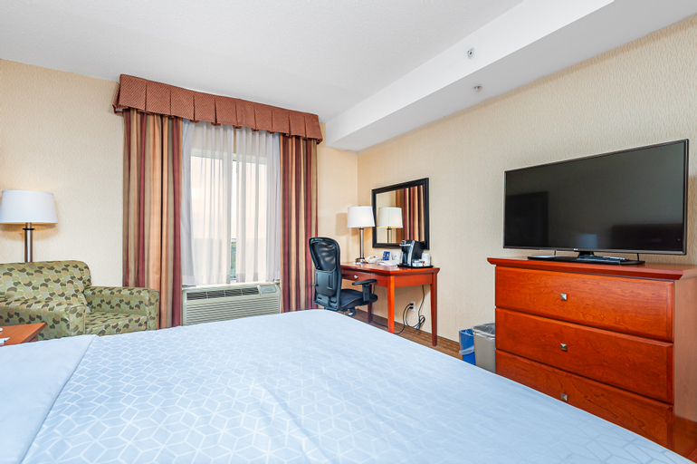 Bedroom 3, Holiday Inn Express & Suites CLARINGTON - BOWMANVILLE, Durham