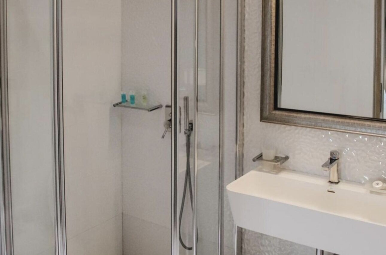 Bathroom 4, Demi Hotel, Sarandës