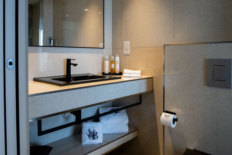 Bathroom 5, Deep Blu