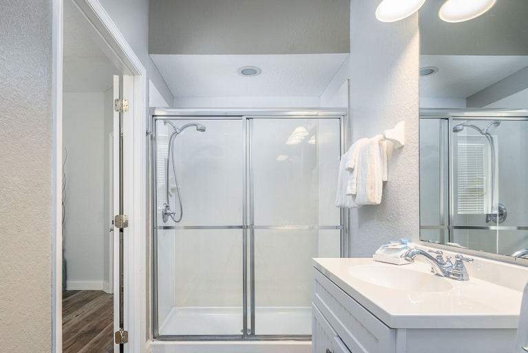 Bathroom 4, Casa Bella Townhome 3 Bedroom Condo by RedAwning, Orange
