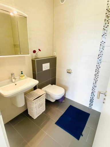 Bathroom 3, Spac. Flat -Kirchberg w Parking&Terrace, Luxembourg