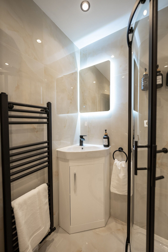 Bathroom 3, Exquisite 6 Bedroom Luxury Home, Manchester