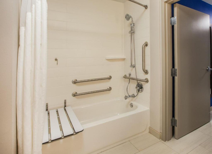Bathroom 4, Holiday Inn Express & Suites COURTENAY - COMOX by IHG, Comox-Strathcona
