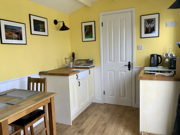 Others 4, Shepherds Hut With Hot Tub, North Wales, Anglesey, Anglesey