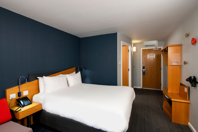 Holiday Inn Express Droitwich Spa - Tap to explore photos