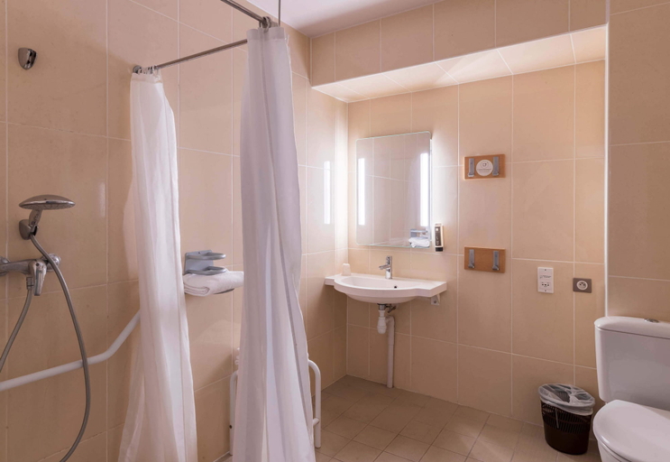 Bathroom 4, B&B HOTEL Troyes Saint-Parres-aux-Tertres, Aube