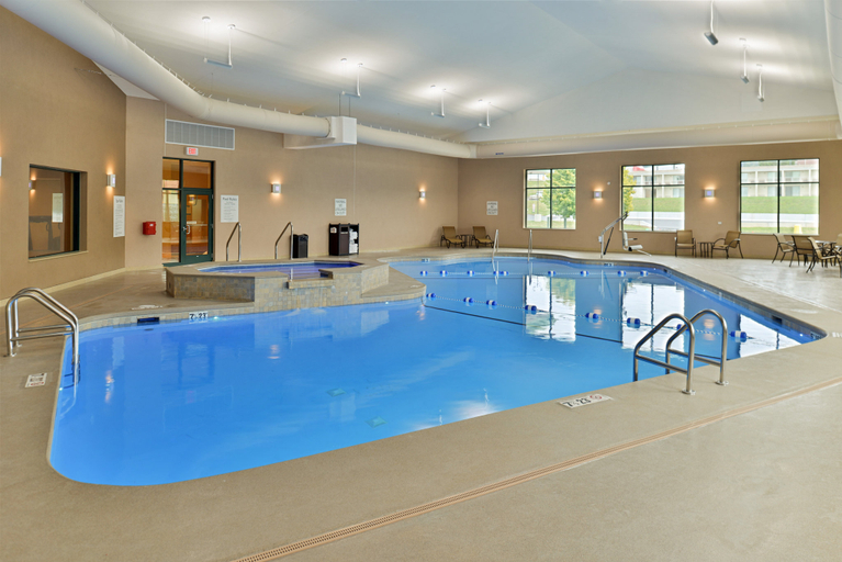 Sport & Beauty 2, Holiday Inn Express BREEZEWOOD by IHG, Bedford