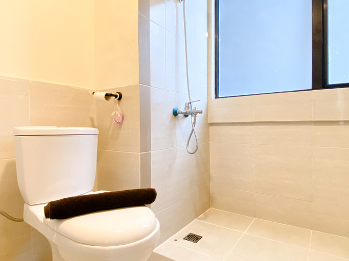 Bathroom 5, Spacious and Homey 2BR at Meikarta Apartment By Travelio, Cikarang