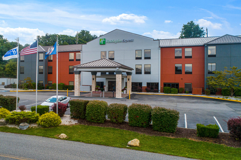 Exterior & Views 5, Holiday Inn Express DUBLIN by IHG, Pulaski