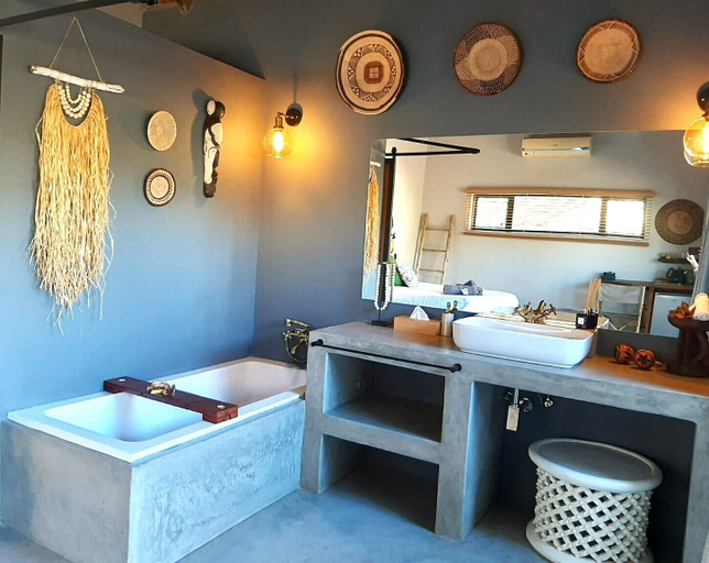 Bathroom 4, Braai Safaris Lodge, Mopani