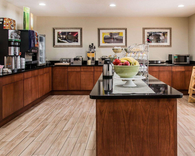 Food & Drinks 5, Quality Inn & Suites Warren - Detroit, Macomb