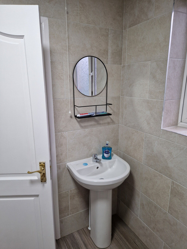 Bathroom 3, Birtley's Diamond 3 bed Apt, Sleeps 6 Guests, Gateshead