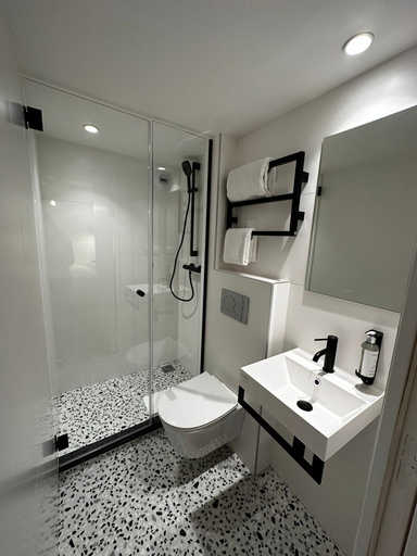 Bathroom 5, Trendy Canette Hotel, Paris