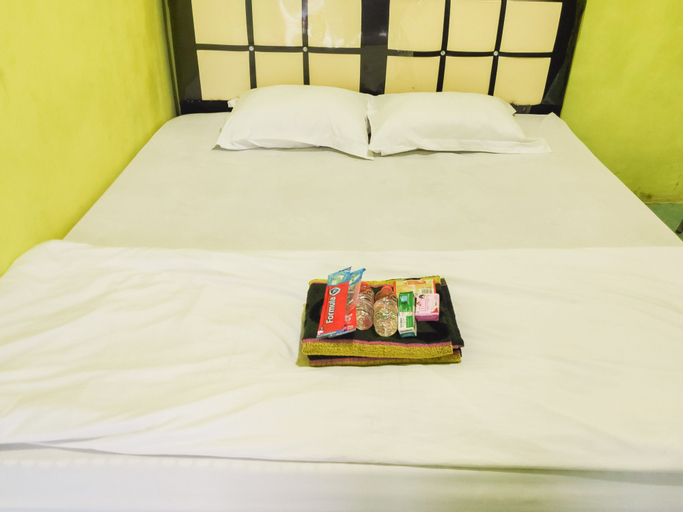 Bedroom 5, RedDoorz near Pelabuhan Ajibata Parapat, Toba