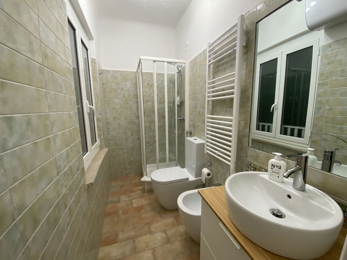 Bathroom 4, Ca' Bea Apartment with AC and Terrace, La Spezia