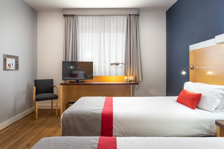 Holiday Inn Express Lisbon - Oeiras - Tap to explore photos