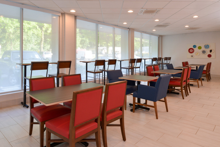 Food & Drinks 5, Holiday Inn Express TOWSON BALTIMORE N by IHG, Baltimore