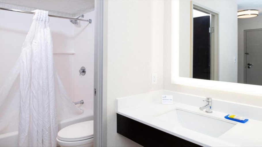 Bathroom 3, Holiday Inn Express CINCINNATI WEST by IHG, Hamilton