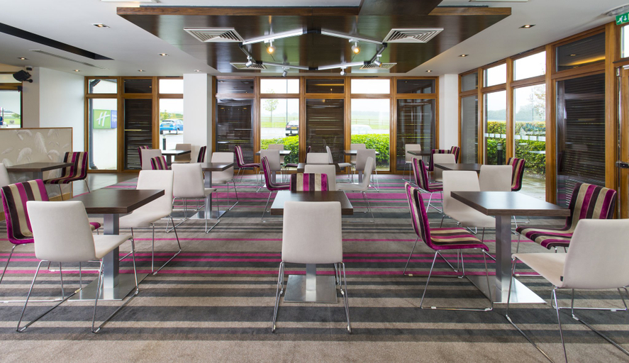 Food & Drinks 2, Holiday Inn Express LONDON - EPSOM DOWNS by IHG, Surrey