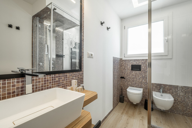 Bathroom 4, Helios Guesthouse, Cagliari