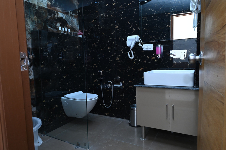 Bathroom 4, SPT Clarks Inn Suite Mandi, Mandi