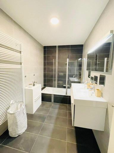 Bathroom 2, Luxury Green Penthouse Terrace & Parking, Luxembourg