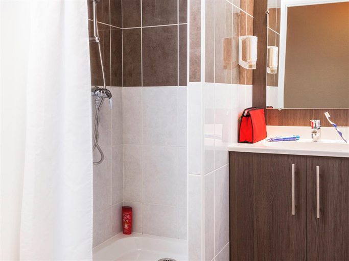 Bathroom 3, Adagio Access Poitiers Aparthotel, Vienne