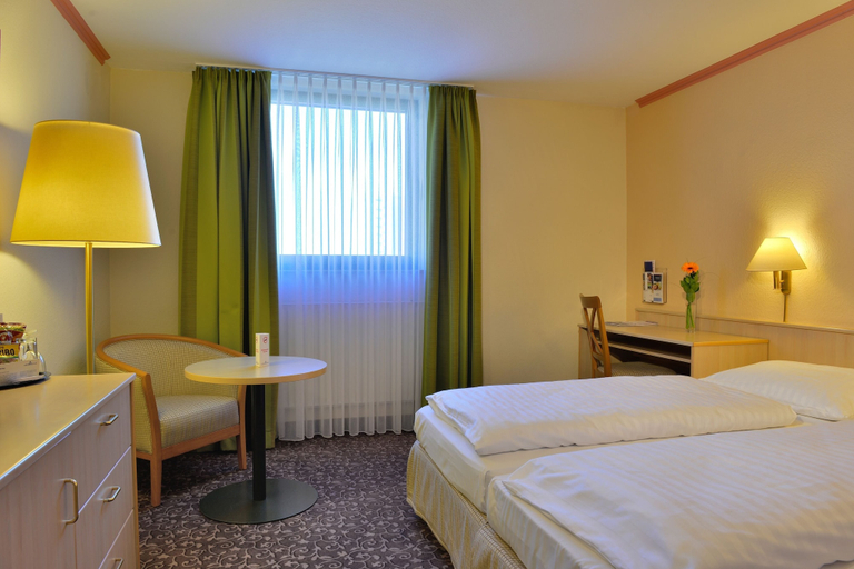 Bedroom 4, PLAZA INN Leonberg, Böblingen