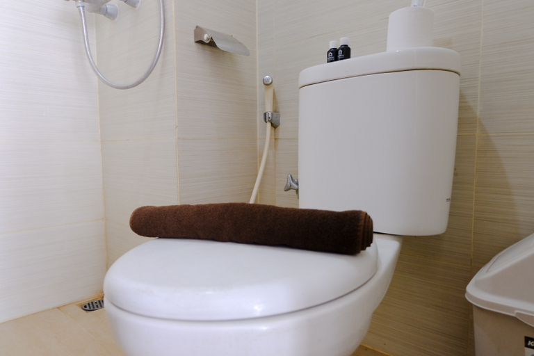 Bathroom 3, Tranquil 2BR Gateway Pasteur Apartment By Travelio, Bandung
