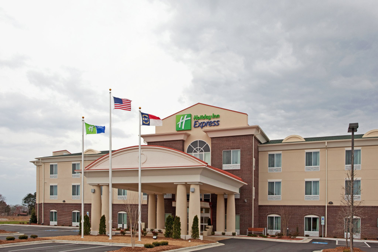 Exterior & Views 3, Holiday Inn Express PEMBROKE by IHG, Robeson