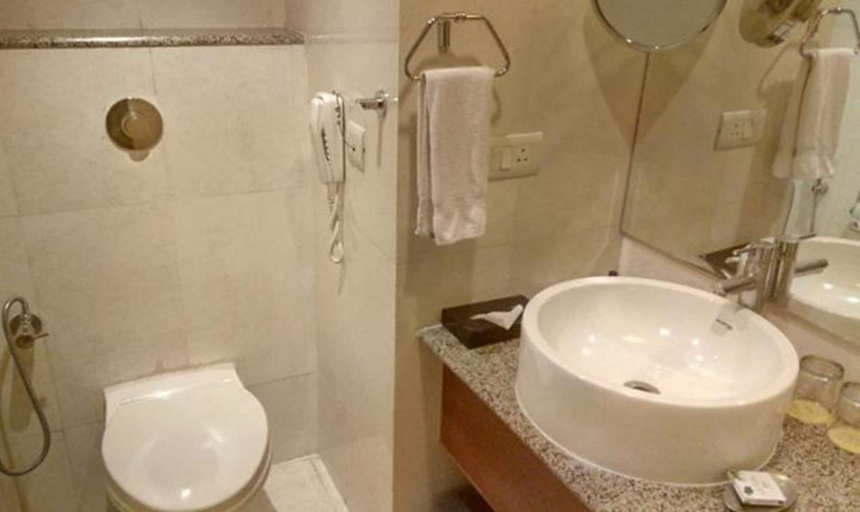 Bathroom 3, Fabhotel Prime Hampshire Plaza, Hyderabad