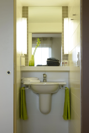Bathroom 4, Brit Hotel Reims Croix Blandin, Marne
